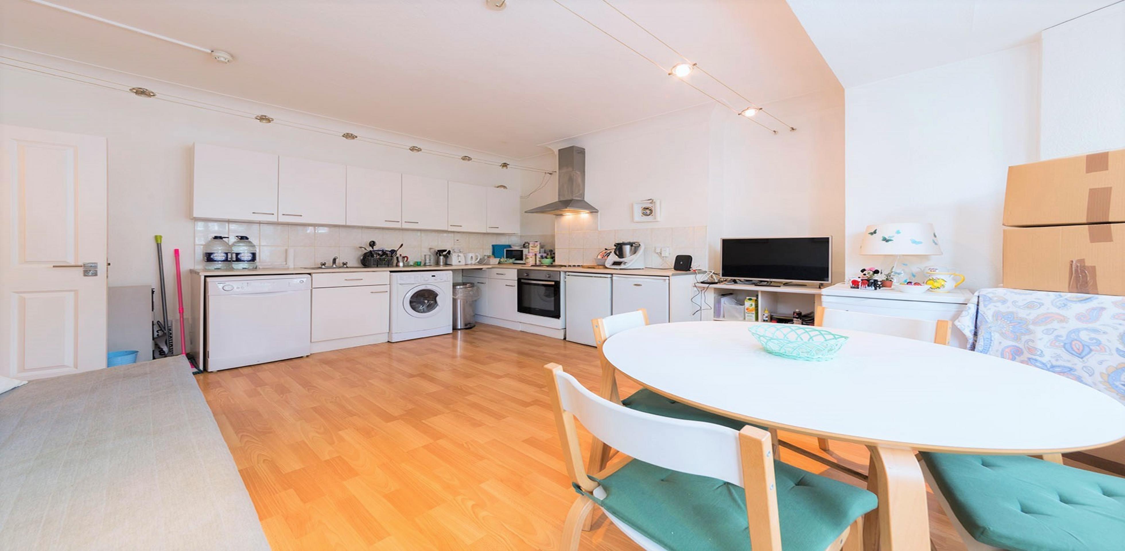 			PRIVATE GARDEN, 2 Bedroom, 1 bath, 1 reception Flat			 Stanley Gardens, WILLESDEN GREEN NW2